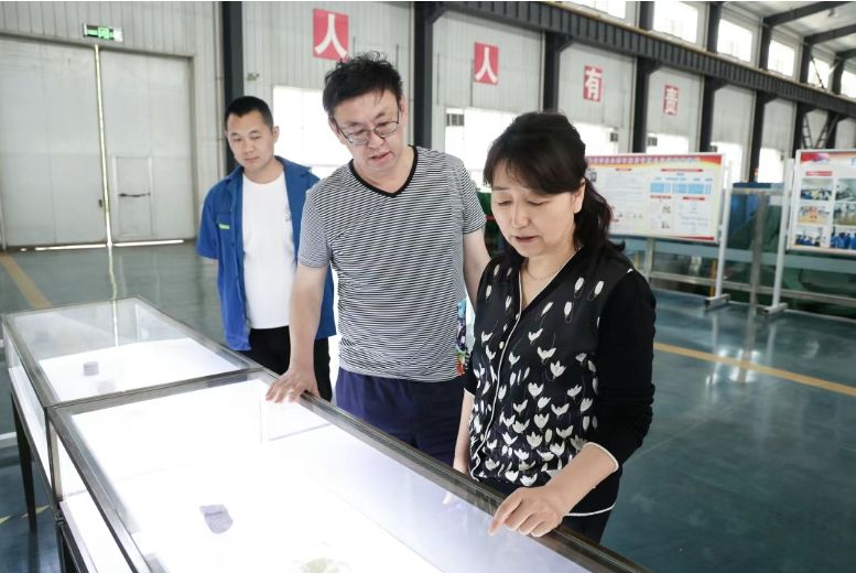 吉林大學超硬材料國家重點實驗室主任劉冰冰到鄭州華晶公司參觀交流