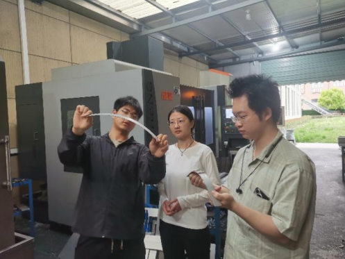 中量大學生研發新型柔性打磨拋光設備：破解高端制造加工難題